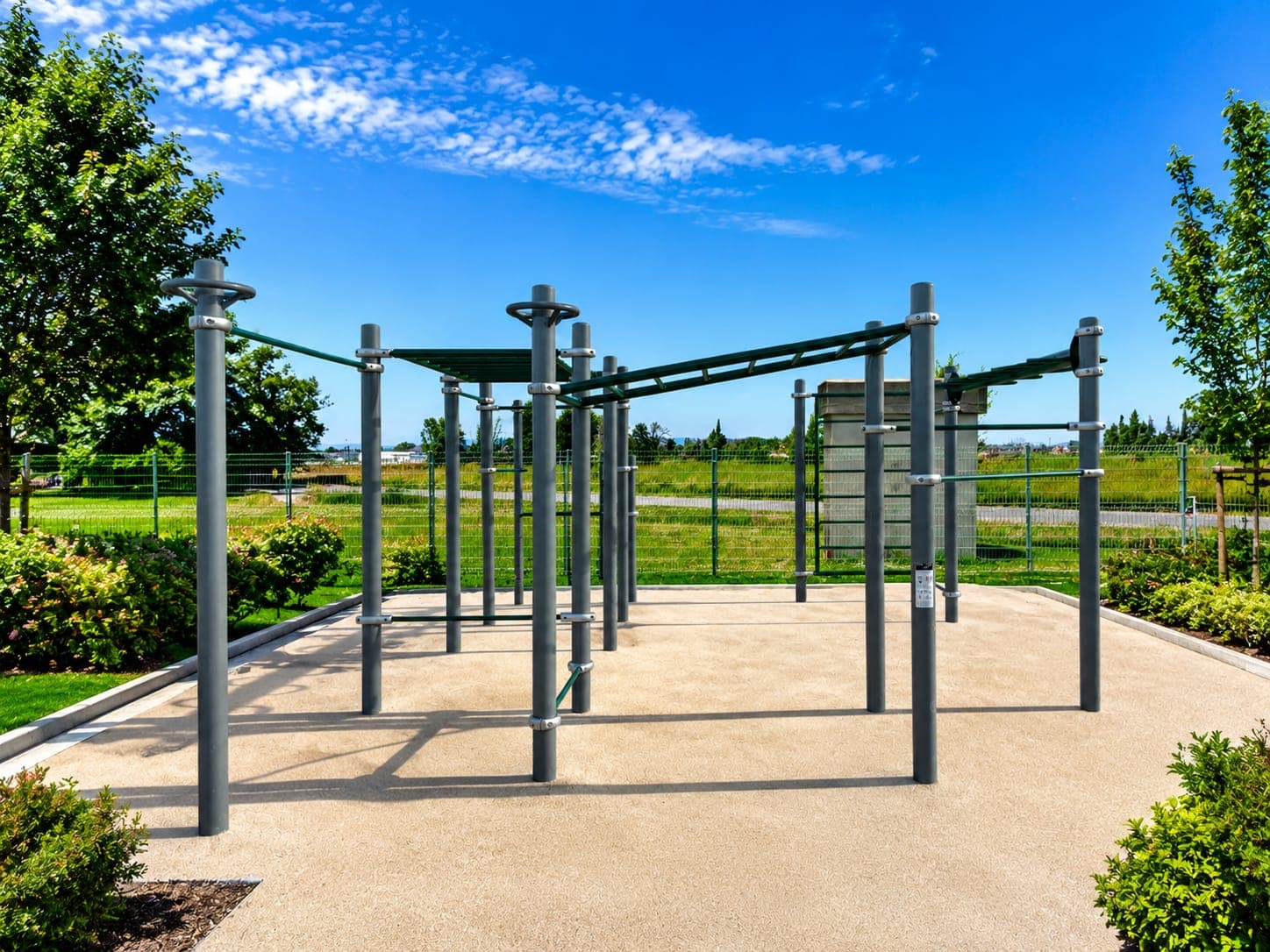Structure street workout FitPark installée par Avanti Sport