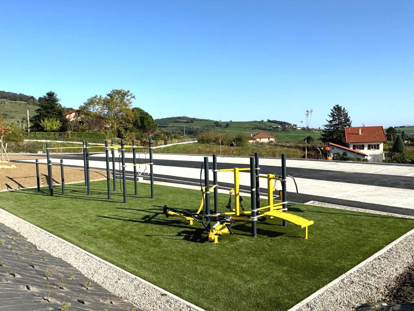 Espace de fitness extérieur Fitpark en accès libre installé par Avanti Sport